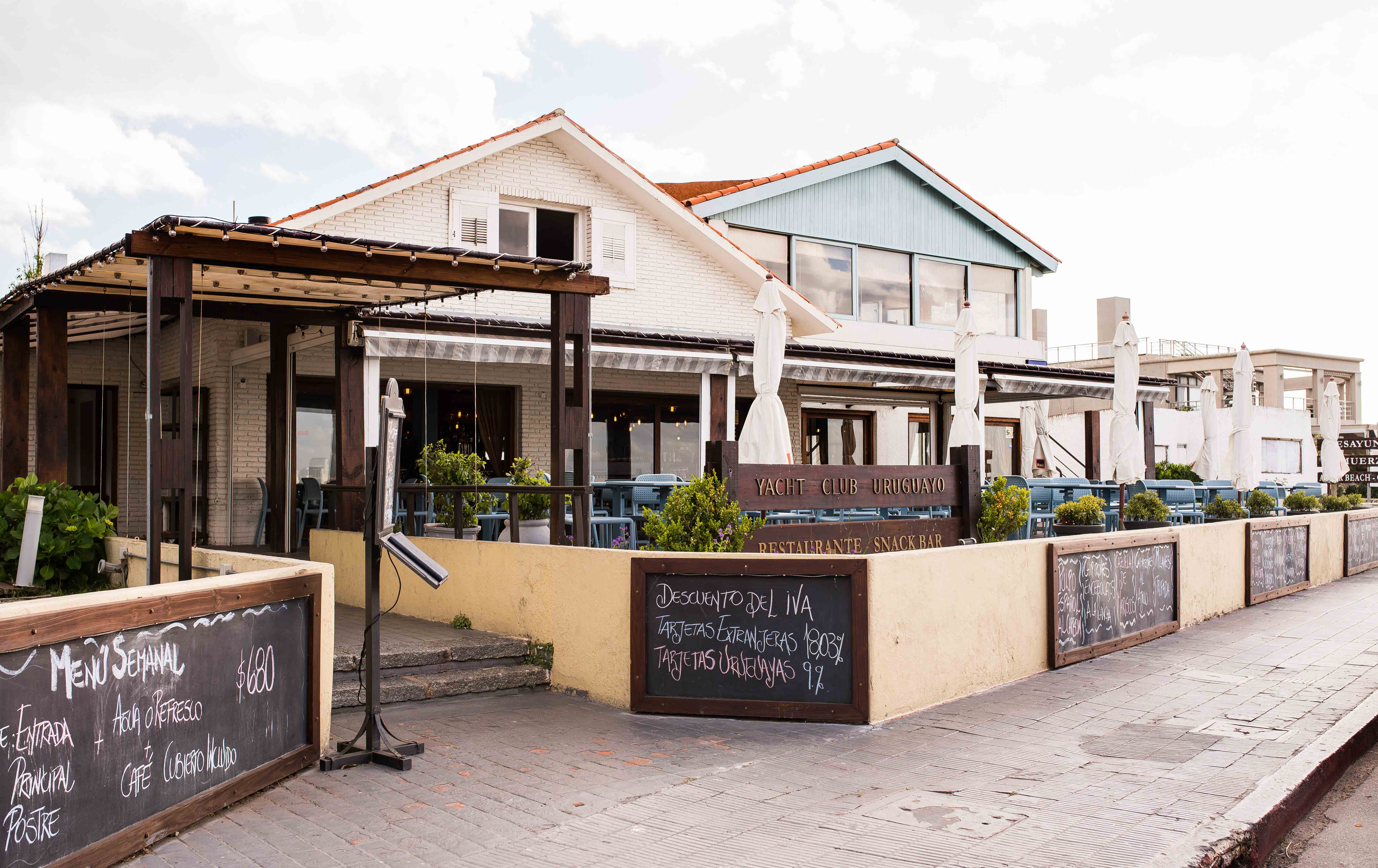 Yacht Club Uruguayo, cocina mediterráne y fuerte presencia de pescados y  mariscos - A La Carta - Portal de gastronomía - Donde comer bien en  Montevideo y Punta del Este, Uruguay